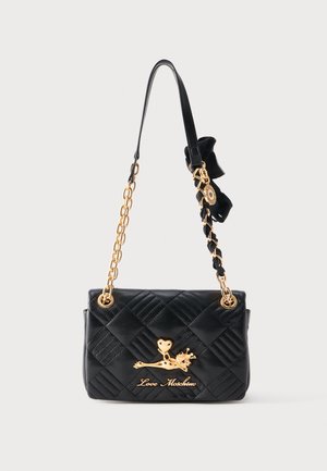 Geantă de mână din piele neagră matlasată, cu bretea din lanț auriu, emblemă cu cupidon auriu și o fundă din material negru pe mâner.