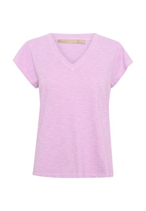 Helles lavendelfarbenes Kurzarm-T-Shirt mit V-Ausschnitt, gefertigt aus weichem, strukturiertem Stoff und in lockerem Schnitt. Markenetikett im Kragen sichtbar.