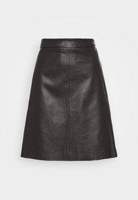 Jupe trapèze en cuir noir à taille haute, texture lisse, avec des détails de couture visibles le long de la ceinture et des coutures.