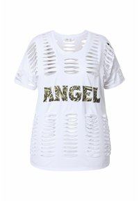 Valkoinen t-paita rentoa istuvuutta, jossa on useita leikattuja yksityiskohtia ja leopardikuvioinen "ANGEL" graafinen kuva vihreänä ja mustana.