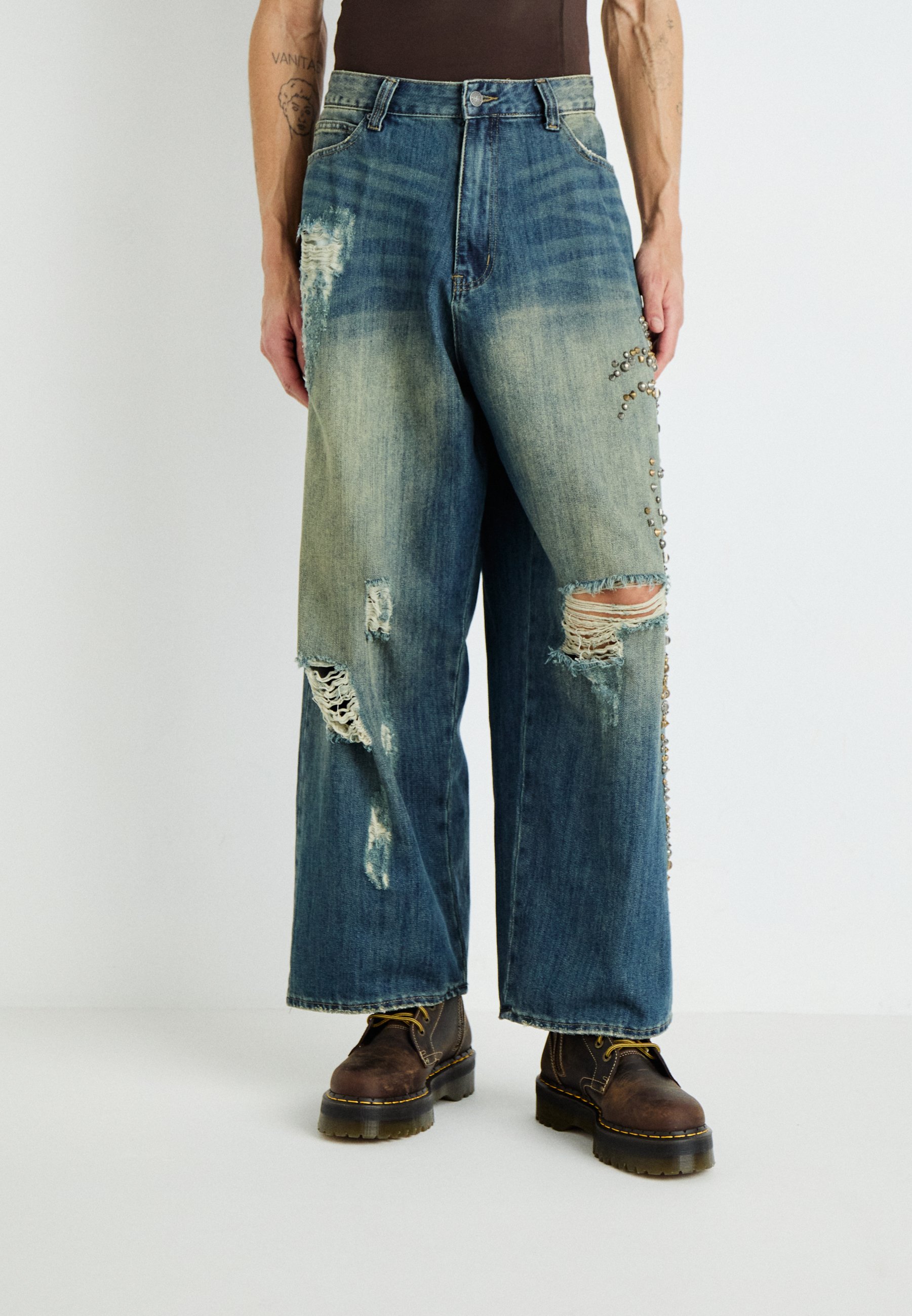 Jaded London TATTOO STUD COLOSSUS - Loose Jeans - blue denim 