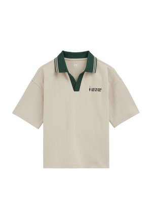 Tricou polo bej cu mâneci scurte, cu guler verde închis și dungi verticale, cu textul „Leave the road take the trail” pe piept.