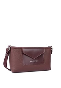 Borsa a tracolla in pelle bordeaux con finitura texturizzata, tasca anteriore con patta e dettagli in argento, dotata di tracolla rimovibile per versatilità.