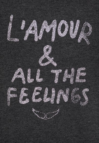 Tissu gris charbon avec un texte argenté scintillant indiquant "L'amour & Tous les Sentiments" avec un petit graphique d'ailes en dessous.