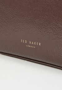 Ted Baker ROSE DETAIL MIDI BAG Handtasche brown/braun Zalando