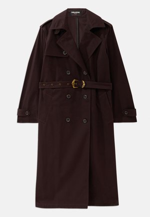 Manteau trench double-breasted bourgogne avec une taille ceinturée, un col cranté et des poches avant. Fabriqué à partir d'un tissu durable au toucher lisse.