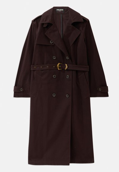 Trench coat burdeos de doble botonadura con cinturón en la cintura, cuello con muesca y bolsillos delanteros. Fabricado con un tejido duradero y de textura suave.