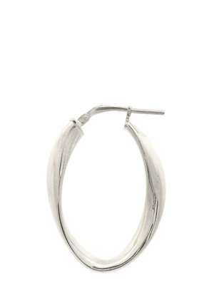 Orecchino a cerchio ovale tortile color argento con chiusura a cerniera su sfondo bianco.