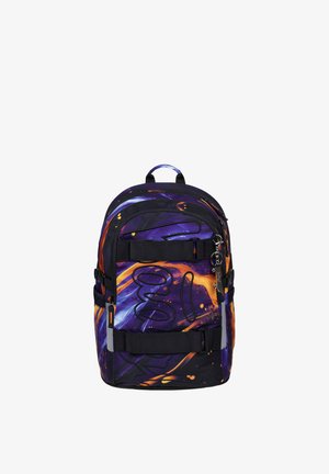 Rucksack mit violettem, orangefarbenem und schwarzem abstraktem Wirbelmuster, zwei horizontalen schwarzen Gurten, Seitentaschen und einem Schlüsselanhänger am Reißverschluss.