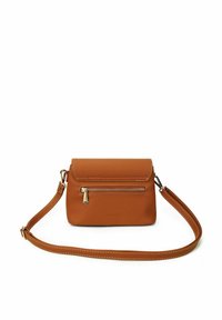 Hnědá kožená crossbody taška s kapsou na zip, měkkou texturou, zaobleným tvarem a nastavitelným popruhem, který má kontrastní švy.