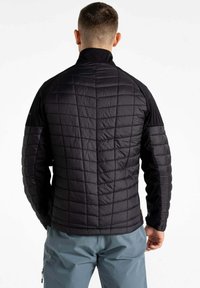 Schwarze isolierte Jacke mit gestepptem Textur und hohem Kragen. Verfügt über einen glatten, taillierten Stoff und kontrastierende Schulterpaneele.
