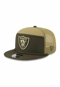 Olivgrüne Baseballmütze mit flachem Schirm, Netzrücken, gesticktem Raiders-Logo in Gold und einer dekorativen Schnur entlang der Schirmkante.