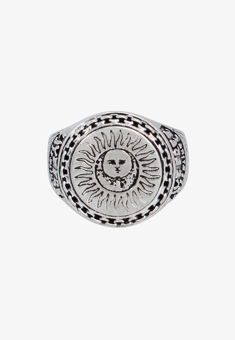Silvring med soldesign och ansikte, detaljerade strålar och en texturerad band med intrikata mönster. Rund form, polerad ytfinish.