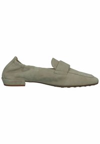 Světle šedá semišová slip-on obuv s plochým podpatkem, která má sedlový pásek a stehování v horní části pro přidanou texturu.