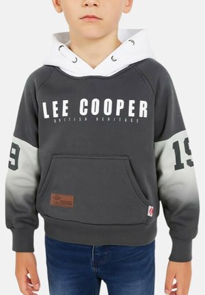 Enfant portant un sweat à capuche gris foncé et blanc avec le texte "LEE COOPER" et le numéro "19" sur les manches, associé à un jean bleu.