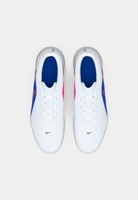 Λευκά αθλητικά παπούτσια με μπλε και ροζ λεπτομέρειες. Υφή στην επάνω επιφάνεια με ρίγες, λευκές κορδόνια και γκρίζα σόλα. Το λογότυπο της Nike είναι εμφανές.