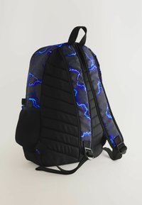 Schwarzer Rucksack mit blauen Blitzmotiven, gestepptem Textur, verstellbaren Riemen, seitlicher Netztasche und Traggriff oben.