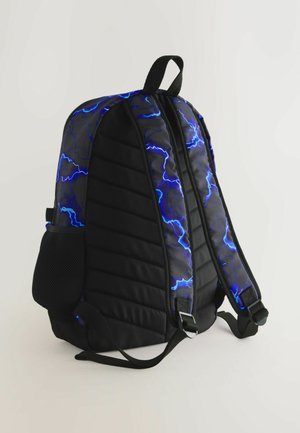 Sort rygsæk med blå lynmotiver, quiltet tekstur, justerbare stropper, sidelommer i mesh og bærehåndtag i toppen.