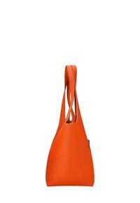 Borsa a tracolla in pelle arancione con superficie texturizzata, caratterizzata da una forma unica allungata e due manici sottili per il trasporto. Dettaglio con zip sul lato.