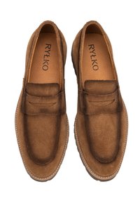 Brązowe zamszowe loafersy w stylu mokasynowym, z przeszyciami i gumową podeszwą; posiadają wygodną, wyściełaną wkładkę.