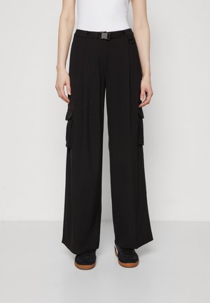 Pantaloni negri cargo cu picioare largi, având talie cu brâu, două buzunare laterale și o textură ușoară. Proiectați pentru o potrivire lejeră și relaxată.
