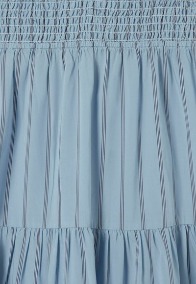 Tessuto azzurro chiaro con righe verticali nere e bianche, con arricciatura elastica sulla parte superiore e cucitura orizzontale arricciata vicino al fondo.