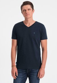 Marineblå, kortærmet V-hals T-shirt lavet af blødt stof, med et lille logodetalje på venstre bryst og en afslappet pasform.