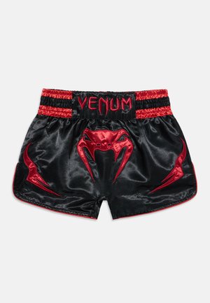 Short de boxe en satin noir et rouge avec logo serpent rouge à l'avant et "VENUM" brodé sur la ceinture.