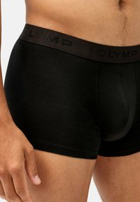 Boxer in cotone neri con fascia elastica che presenta la scritta "OLYMP" in rilievo dello stesso colore. Texture liscia.