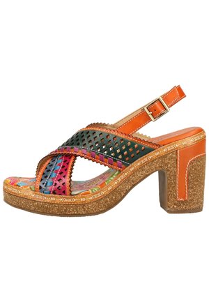 Moniväriset korkea kantapää sandaalit, joissa on korkkipohja, nahkaremmit, joissa on rei'itettyjä kuvioita, ja koristeellinen sisäinen kuvio.