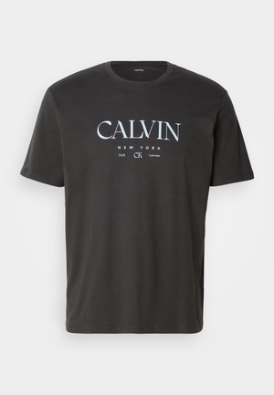 Maglietta di cotone nera a maniche corte, con un logo bianco che recita "CALVIN NEW YORK 1968 CK" centrato sul davanti.