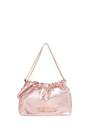 Sac à main Valentino rose métallisé brillant avec haut froncé, bandoulière chaîne dorée et logo doré embossé sur le devant.