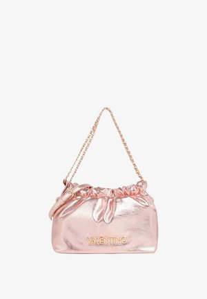 Sac à main Valentino rose métallisé brillant avec haut froncé, bandoulière chaîne dorée et logo doré embossé sur le devant.
