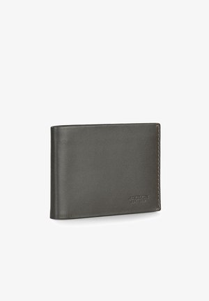 Cartera de piel gris oscuro con textura suave, diseño bifold y costura beige. Presenta el logotipo de la marca en relieve en la esquina inferior.