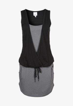 Černé a šedé casual šaty s hlubokým výstřihem do V, krátkými rukávy, páskem na stažení v pase a dvěma předními kapsami. Měkká tkanina s vrstveným designem.