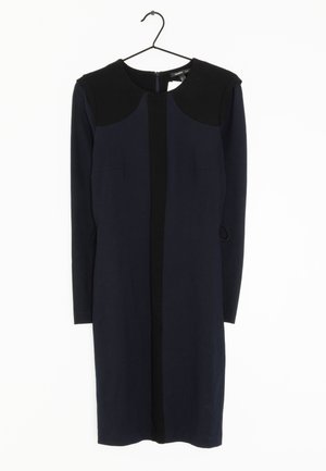 Marineblaues Kleid aus strukturiertem Stoff, mit einem schwarzen Panel in der Mitte, rundem Halsausschnitt und langen Ärmeln ohne sichtbare Verschlüsse.