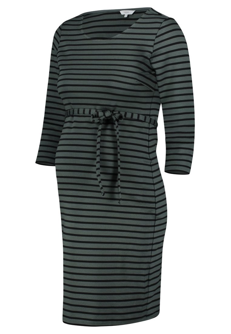 Gestreiftes Kleid in Dunkelgrün und Schwarz, mit Dreiviertelärmeln, rundem Ausschnitt und einem gebundenen Gürtel in der Taille für eine figurbetonte Optik.