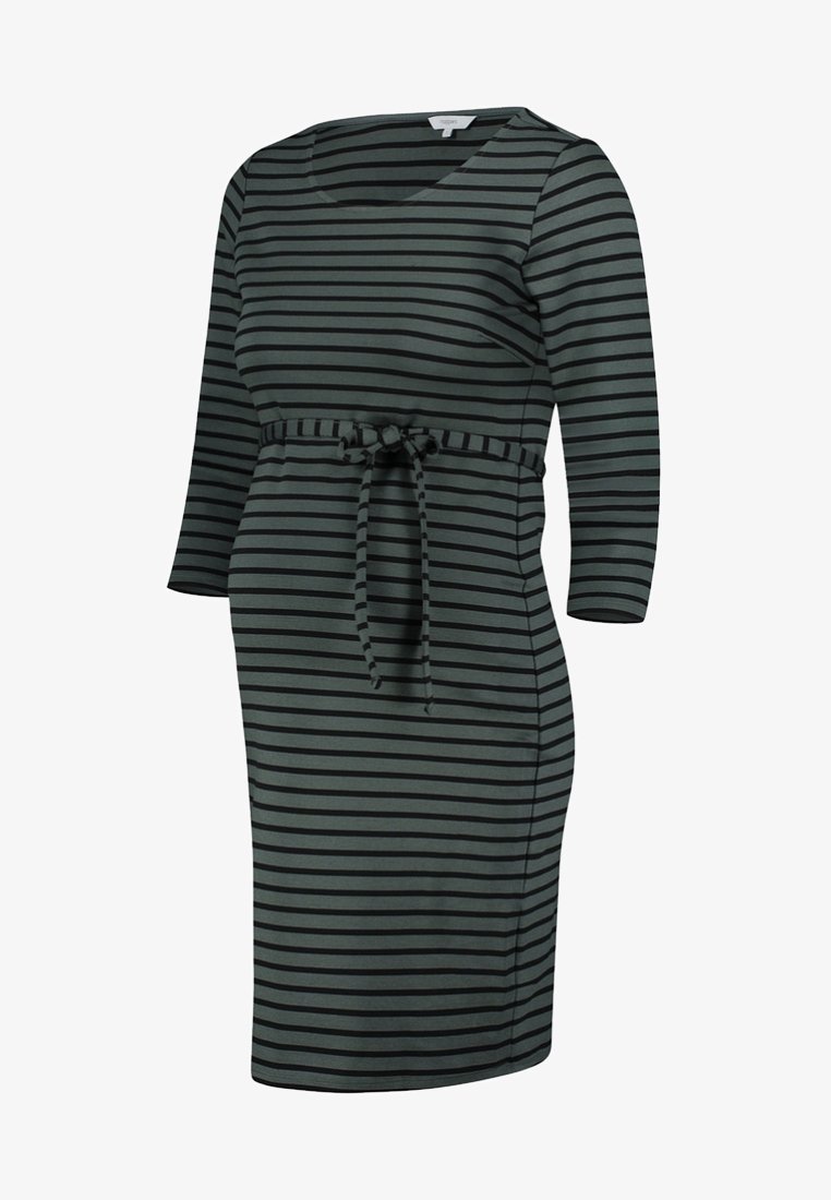 Vestido a rayas en verde oscuro y negro, con mangas tres cuartos, escote redondo y un cinturón atado en la cintura para un look ajustado.