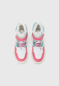 Par de ténis altos brancos, cor-de-rosa e turquesa com atacadores cor-de-rosa brilhantes e correntes decorativas de pérolas com pendentes.