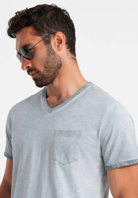 Ombre V-NECK WITH POCKET  - Jednoduché tričko - grey