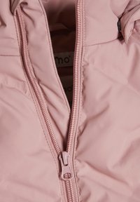 Hellrosa Daunenjacke mit zentralem Reißverschluss, gesteppten Details und einer glatten, matten Textur. Innenetikett sichtbar.