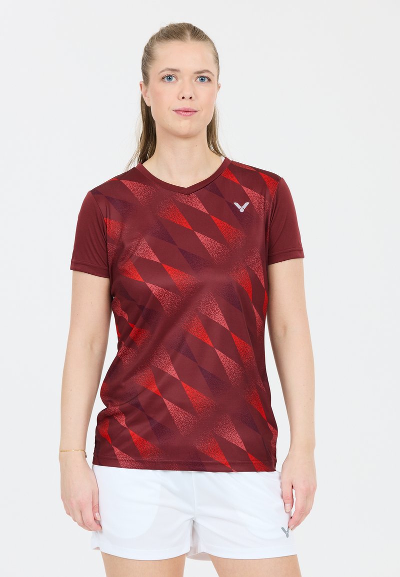Rød og mørk maroon kortærmet sportsbluse med diamantmønster, lavet af et glat og let materiale; inkluderer en v-hals design.