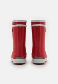 Bottes de pluie en caoutchouc rouge avec des accents blancs, texture lisse, design droit et patchs réfléchissants gris à l'arrière.