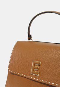 Borsa in pelle marrone con texture, logo dorato "E", manico superiore e cuciture bianche lungo il bordo. Interno nero liscio visibile.