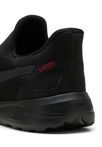 Schwarzer Sportschuh mit einem strukturierten Mesh-Obermaterial und glatten synthetischen Akzenten. Merkmale sind eine ausgeprägte Ferse, das rote 'SLIPTECH'-Label und eine Gummisohle.