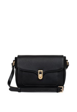Sac bandoulière en cuir noir avec une finition texturée, doté d'un fermoir doré et d'une bandoulière réglable. Forme rectangulaire compacte.