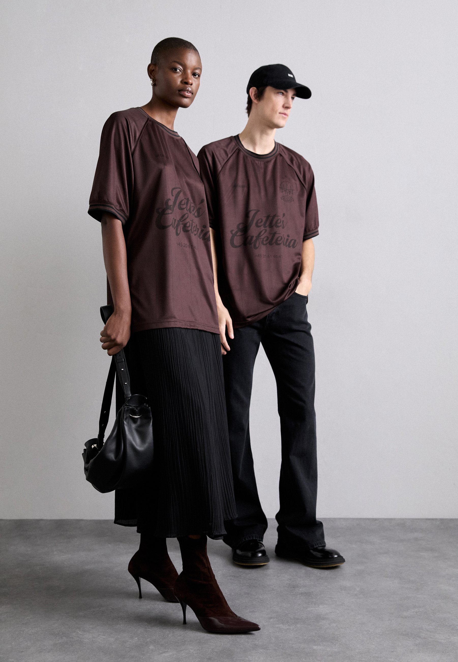 【関税込み】Han Kjobenhavn グレー ロゴ 半袖 サッカーシャツ Han Kjobenhavn Black 'Successor' Printed Long Sleeve T-shirt
