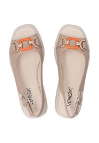 Beige instapschoenen met een open achterkant, voorzien van gouden hardware en een vierkante gesp met oranje accenten. Gladde textuur en rond neusstijl.
