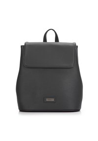 Sac à dos en cuir noir avec une finition texturée, rabat supérieur repliable et un petit logo en métal à l'avant. Il dispose d'une poignée supérieure et de bretelles réglables.