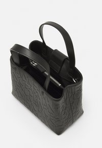 Borsa a tracolla nera in pelle testurizzata, con design del logo in rilievo, doppi manici e scomparto interno con zip.
